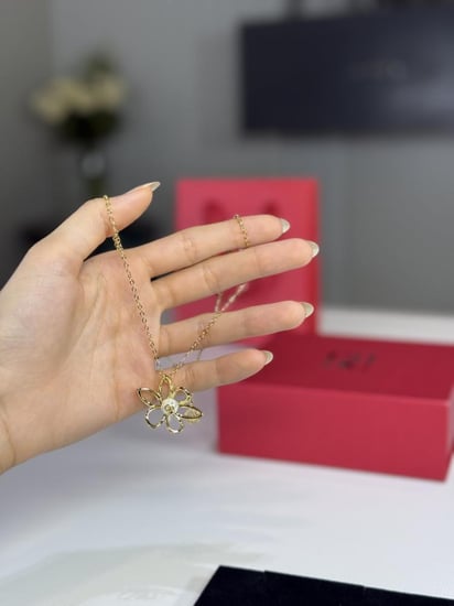 سلسلة كارولينا هريرا بعلامه ورده ناعمه ومزينه بلولو مع اللوقو gold Carolina Herrera necklace flower