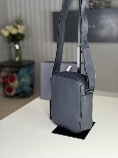 شنطة تومي هيلفيقر رجاليه بجلد ازرق قوي مزين بالشعار  ESSENTUAL pq mini Reporter bag limited