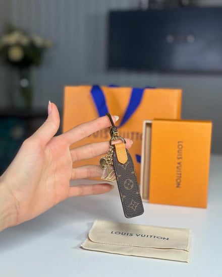 ميدالية او تعليقة لويس فيتون كانفاس سجنشر بنيه M01184 Llavero LV Cherished Tab