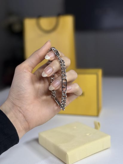 اسوار فندي رجالي باللون الفضي fendi o lock men bracelet