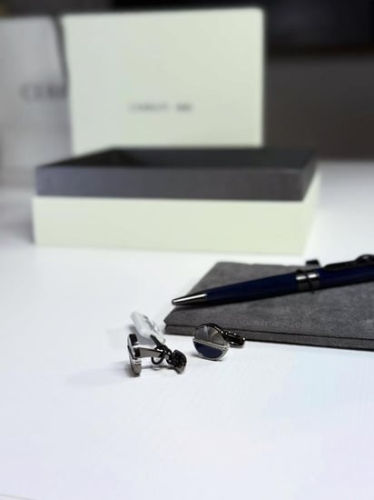 طقم شروتي رجالي باللون الكحلي و الفضي  CERRUTI 1881 navy Pen and Cufflinks Set box