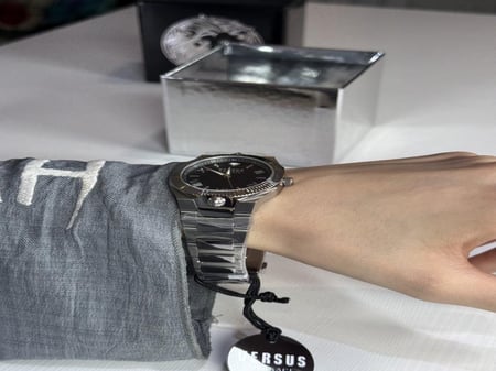 ساعة فيرسس فيرساتشي النسائيه باللون الفضي ايكو بارك VERSUS VERSACE ECHO PARK VSP1Z1321