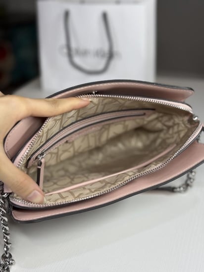 كالفن كلاين شنطة كروس بودي كاميرا باق بمداخل متعدده ck crossbody bag - بيج سجنشر / وردي