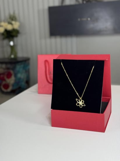 سلسلة كارولينا هريرا بعلامه ورده ناعمه ومزينه بلولو مع اللوقو gold Carolina Herrera necklace flower
