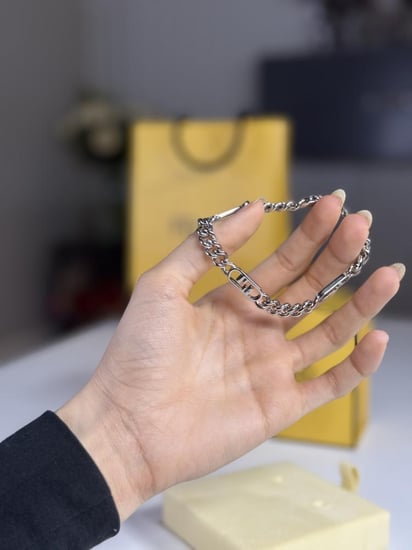 اسوار فندي رجالي باللون الفضي fendi o lock men bracelet