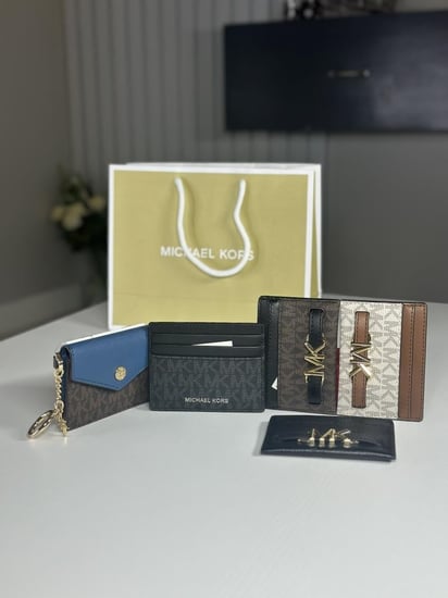 مايكل كورس كارد هولدر بجهه شفافه للاي دي ID holder- اللون من الخيارات