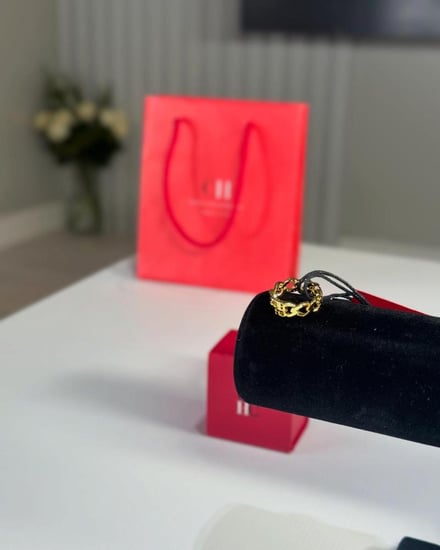 خاتم كارولينا CH Gold chain ring شين لوقو ذهبي مقاس 7 US ميديم