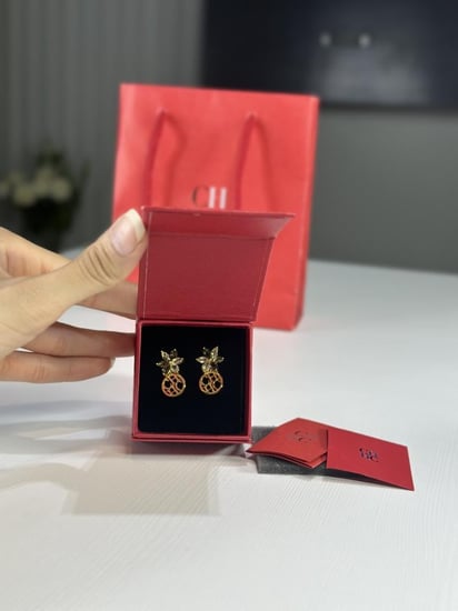 حلق كارولينا هيريرا | CRYSTAL JASMINE - كريستال ابيض ورمادي/ ذهبي