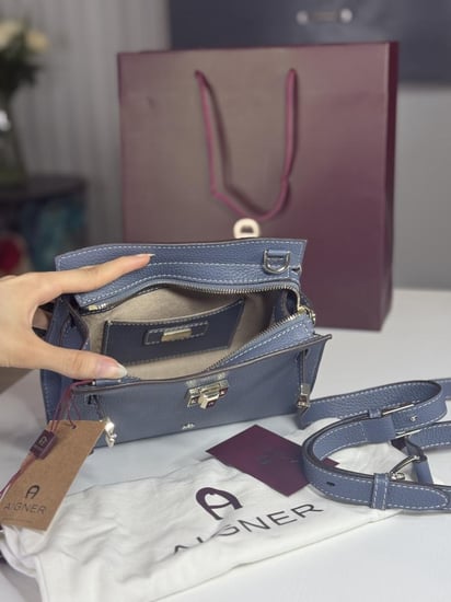 اجنر  شنطة فرح كروس بلون ازرق واشد FARAH SHOULDER BAG S- washed blue