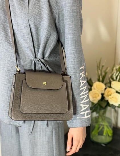 اجنر ديليا رمادي  بستراب مسكة او كروس