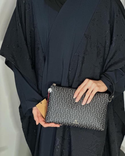 اقنر LILIA ICON POUCH WITH HAND LOOP باوتش ليليا ايكون بلون - اسود