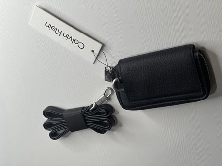 كالفن كلاين محفظة بطايق بتعليقه