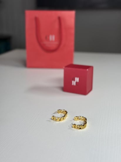 حلق كارولينا لوب سجنشر ذهبي Carolina Herrera logo chain loop earrings