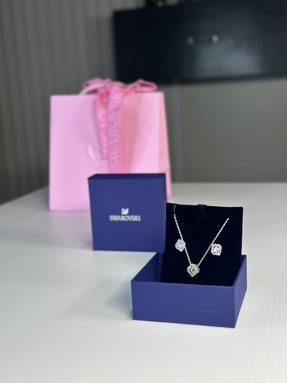 طقم سلسلة سوارفسكي فضي بسلسلة راقصه Swarovski Sparkling Dance 5642929