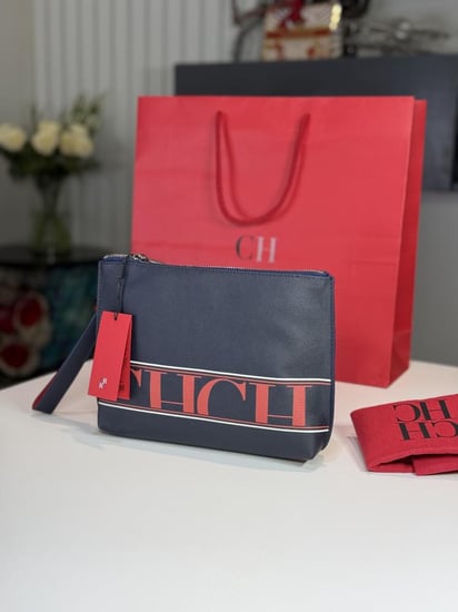 كارولينا هريرا باوتش جلد كحلي مع لوقو احمر carolina herrera pouch leather navy leather  red logo