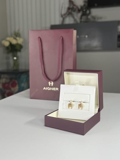 حلق اجنر ذهبي مرصع بالكريستال ومزين باللولو المتدلي Aigner gold pearl drop A690159