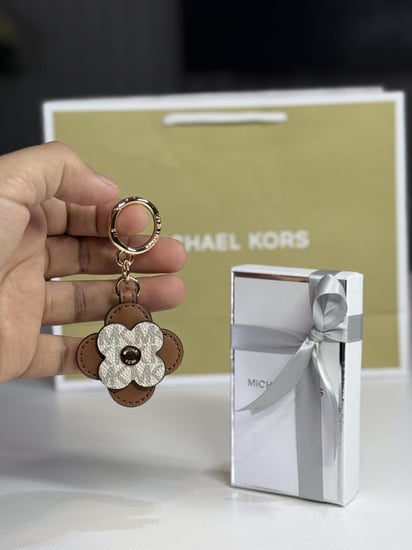ميدالية مايكل كورس بنية سجنتشر micheal kors keychain floral leather
