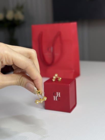 حلق كارولينا هريرا ورد ناعم مرصع بالاحجار  CH floral earring drop