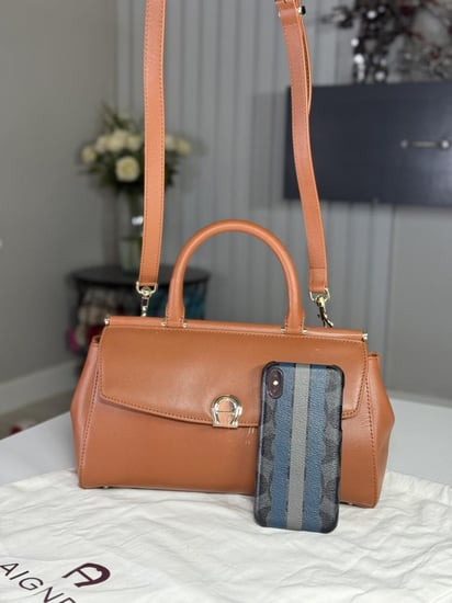 اجنر شنطة توب هاندل ميديم سليست CELESTE HANDBAG M بجلد ناعم ولون بني