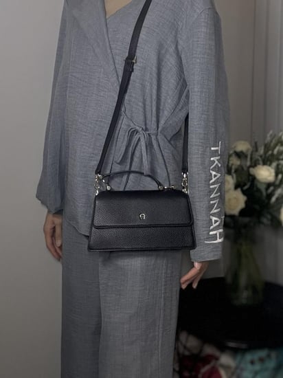 شنطة اجنر ديليا بلون اسود وتفاصيل ذهبيه سمول DELIA SHOULDER BAG S