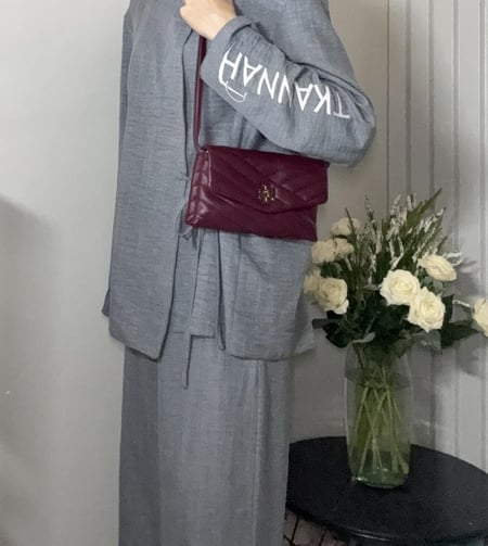 توري برتش شين والت بجلد ناعم بتفاصيل ومعدن ذهبي KIRA CHEVRON CHAIN WALLET