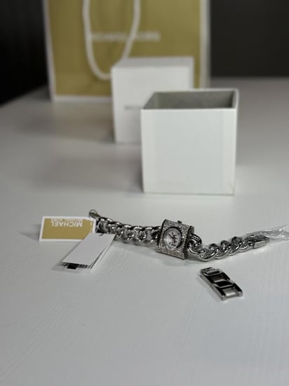ساعة مايكل كورس سلسة قفل تقليدي مرصعه بالكريستال  Michael Kors TRADITIONAL CHAIN LOCK Watch silver