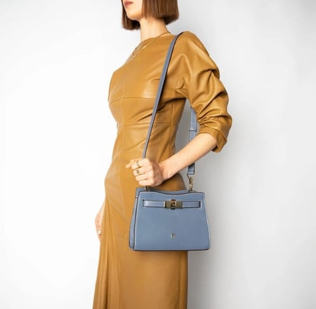 اجنر  شنطة فرح كروس بلون ازرق واشد FARAH SHOULDER BAG S- washed blue