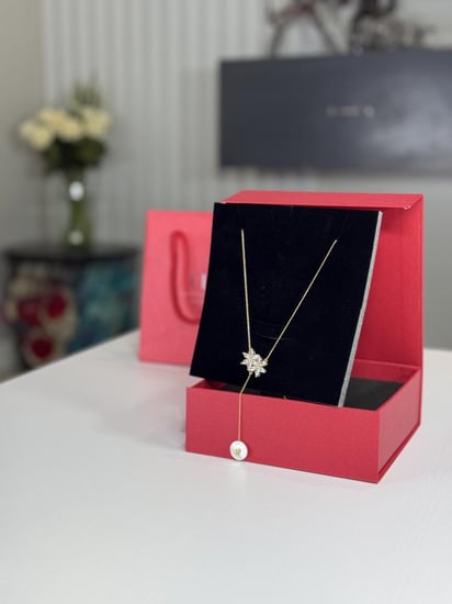 سلسلة كارولينا هريرا بعلامه على حلقه صدفيه  ووردين ياسمين مرصعين بالكريستال Carolina Herrera Necklace with two jasmins and drop pearl