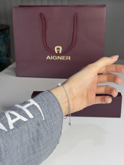 اسوار اجنر دبل اي لوقو مع لؤلؤتين بلون فضي فخم
