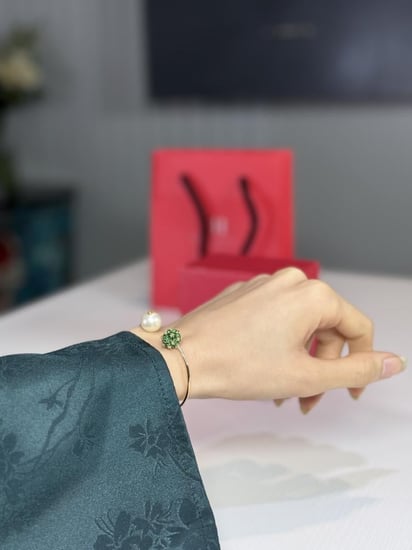 اسوار جاسمين بيزناغا باللولو والكريستال JASMINE BIZNAGA AUDREY BRACELET WITH PEARL AND CRYSTAL