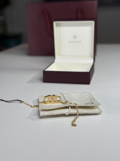 اجنر اسوار Aigner Fashion Bracelet M AJ67396 ذهبي بسلسله ناعمه ولوقو كبير متشابك مرصع بالكريستال