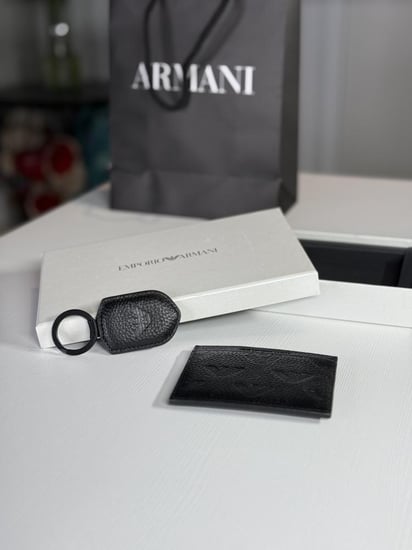 طقم ارماني مينوريكا باللون الاسود كارد هولدر وميداليه-EMPORIO ARMANI Minorca Wallet & Key Ring Gift Set in Leather