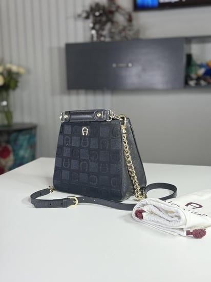 اجنر شنطة ديادورا بكانفاس سقنشرdiadora handbag griffata xd - اسود/ ذهبي