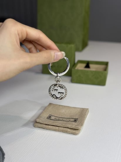 ميدالية قوتشي من الفضه بشعار متداخل Gucci Sterling Silver Interlocking G Keyring