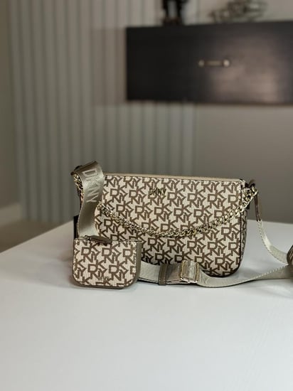 شنطة دكني كروس بودي مع بمحفظه quincy demi - سجنشر بيج