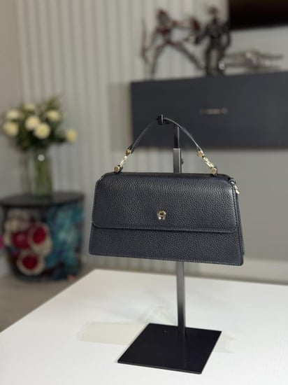 شنطة اجنر ديليا بلون اسود وتفاصيل ذهبيه سمول DELIA SHOULDER BAG S