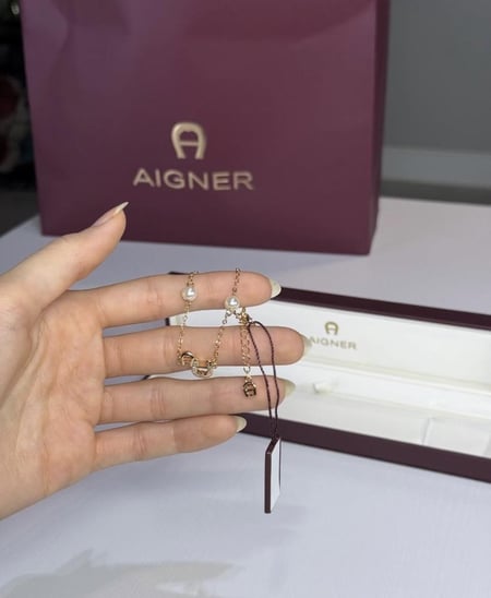 اجنر اسوار فاشن ذهبي بالعلامه و اللولو Aigner fashion bracelet pearl