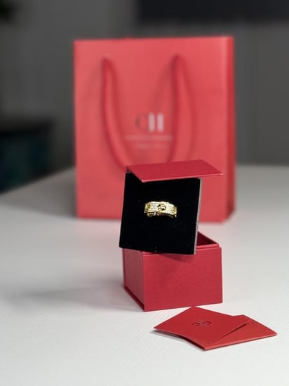 خاتم كارولينا اليومي فل لوقو المطلي بالذهب والمرصع بالكريستال AACA08K418176