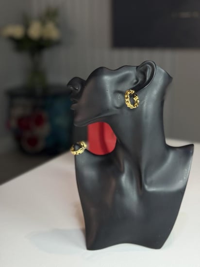 حلق كارولينا لوب سجنشر ذهبي Carolina Herrera logo chain loop earrings