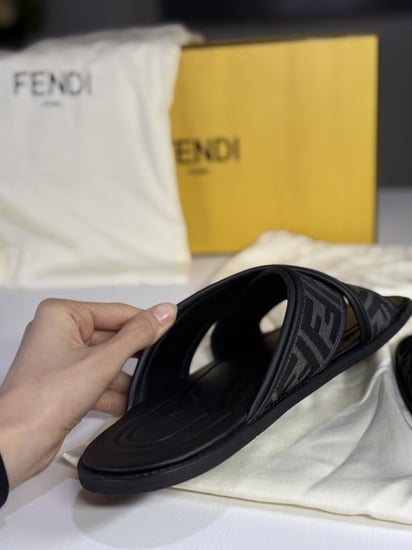 صندل فندي من قماش الجاكار مع علامة FF