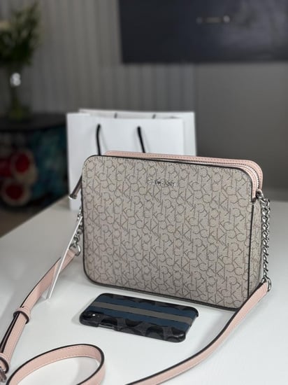 كالفن كلاين شنطة كروس بودي كاميرا باق بمداخل متعدده ck crossbody bag - بيج سجنشر / وردي