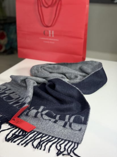 لفاف كارولينا هريرا wool ch scarfرجالي باللون الكحلي و الرمادي وعلامة man scarf wool navy and grey CHCH