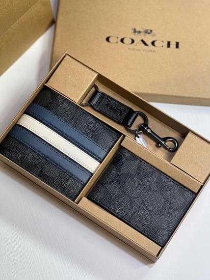 طقم كوتش محفظة مع ميدالية