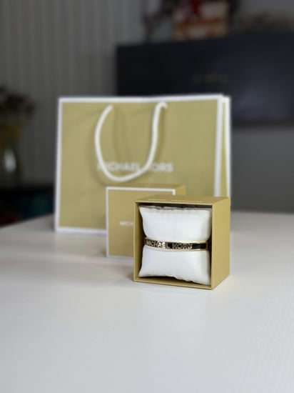 اسوار مايكل كورس بانقل نحيف اسود سجنشر Michael Kors Logo Bangle Bracelet Gold/Black