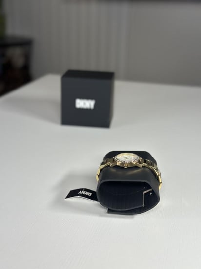 ساعة دكني ذهبيه بكريستال ومينا ابيض DKNY NY9204