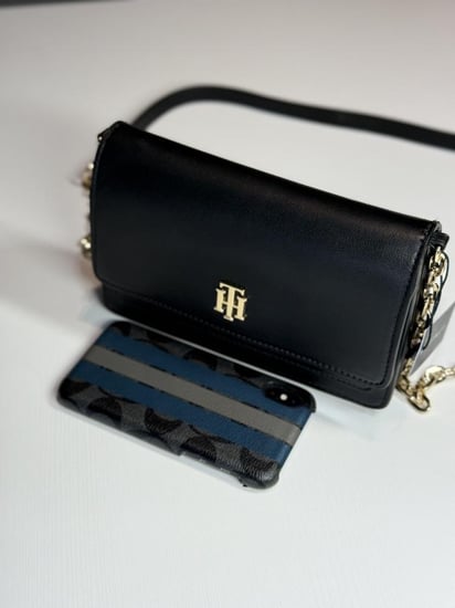 شنطة كروس سوفت تومي بعلامه ذهبيه  tommy hilfiger 69j9862 black soft crossbody gold logo