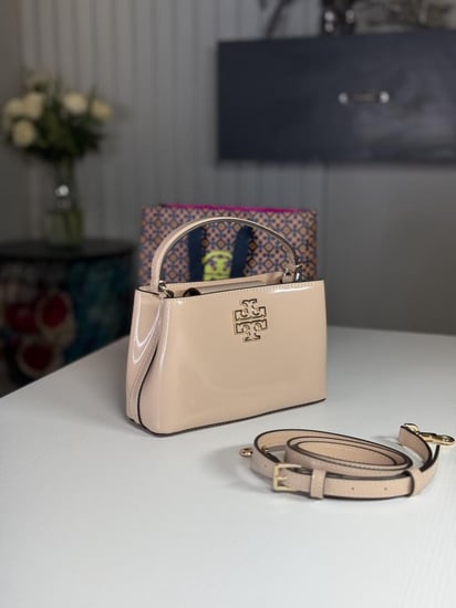شنطة توري برتش Tory Burch Britten Micro Satchel devon sand  بريتن مايكرو ساتشل - لون ديفون ساند لامع