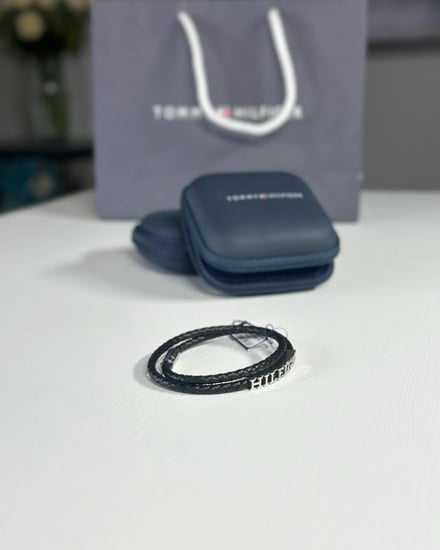 اسوار تومي TOMMY HILFIGER BRYAN BRACELET LEATHER 2790587 برايان جلد اسود مع لوقو معدني فضي