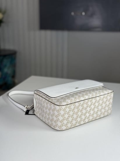 شنطة كتف سينا من دكني سجنشر بيج وابيض DKNY white signature sina flap