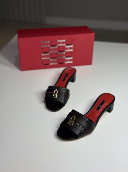 كارولينا هريرا بلاك امبوزد سجنتشر